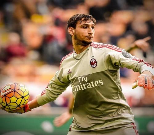 德隆：詹姆斯对东契奇无感，而且他不太愿意留在湖人（德隆爆料：詹姆斯对东契奇兴趣不大，留守湖人意愿不强）