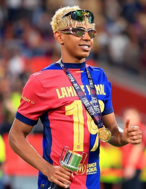 每体列足坛十大奇葩条款：博格坎普拒坐飞机；内马尔微笑条款（每体盘点足坛10大离奇条款：博格坎普拒乘飞机，内马尔微笑条款）