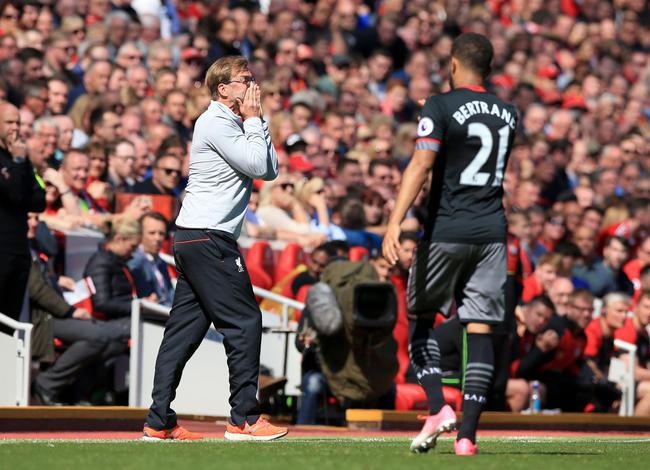 非洲杯战报：姆伯莫献助攻，埃永闪击制胜，喀麦隆1-0加蓬（非洲杯快讯：姆伯莫送妙传，埃永闪击建功，喀麦隆1-0小胜加蓬）