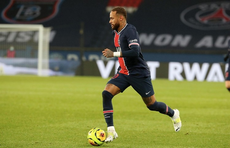 场面火爆，吉马良斯掐罗梅罗脖子逃过红牌（火爆冲突，吉马良斯掐住罗梅罗脖子仍逃过红牌）