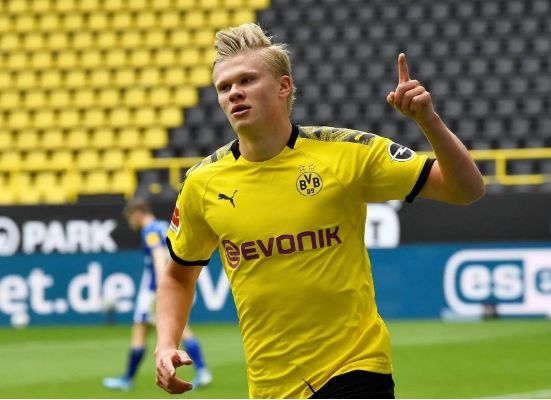 3-2大逆转！AC米兰争冠有戏：3连胜登顶+13轮不败，榜首3强差1分（AC米兰3-2翻盘登顶！豪取三连胜+13轮不败，争冠重燃：榜首三强仅差1分）