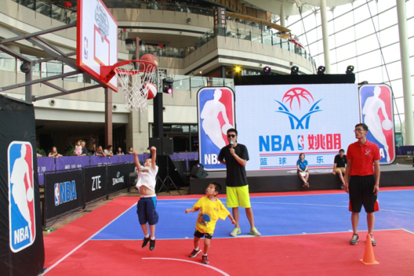 “帅白龙”罗超连克四强，豪取全国自由搏击锦标赛冠军！（帅白龙罗超连斩四强，问鼎全国自由搏击锦标赛！）