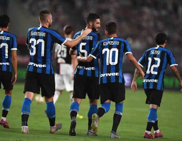 热度拉满！记者：斯洛文尼亚球迷现场观战为东契奇助威（看台沸腾！记者称斯洛文尼亚球迷到场为东契奇呐喊助威）