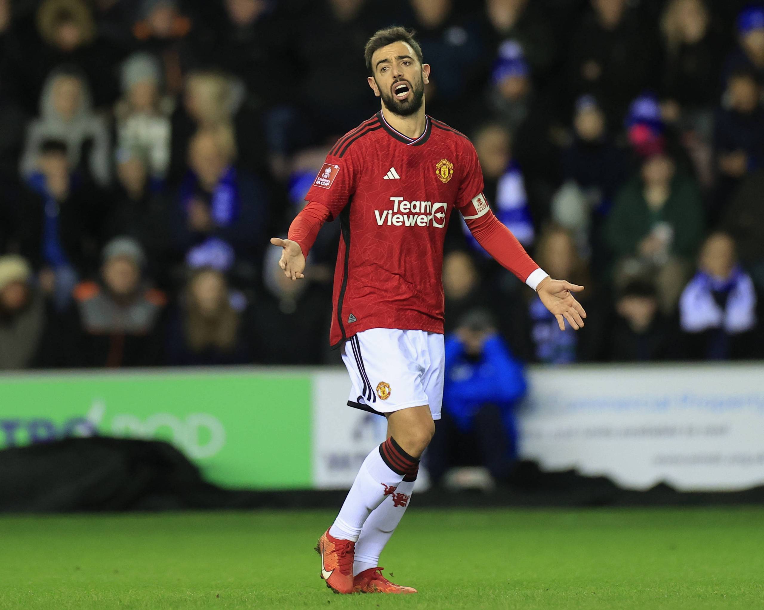 每体：孔德提前退出巴萨今日训练，出战塞尔塔成疑（每体：孔德今日巴萨训练提前离场，出战塞尔塔存疑）