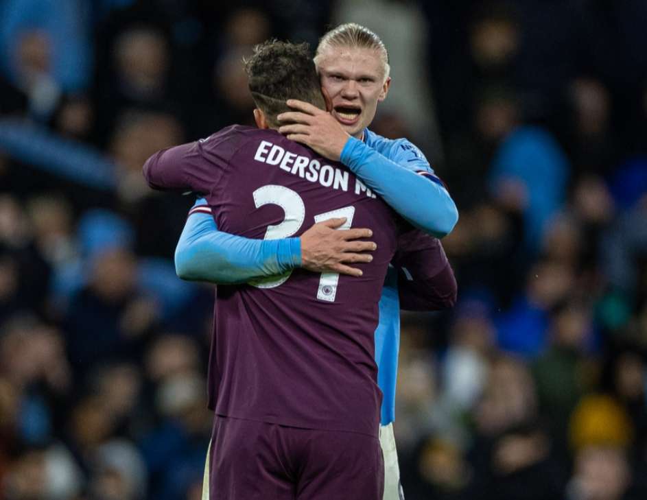 每体：拉菲尼亚没有经纪人也无意离开巴萨，他决心履行完合同（每体：拉菲尼亚无经纪人且无离队打算，坚决履行与巴萨合同至期）