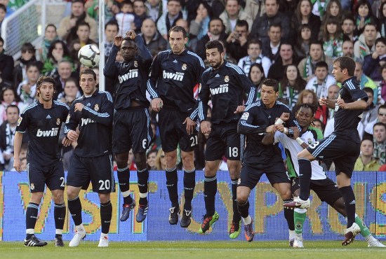 尤文vs卡利亚里：弗拉霍维奇、伊尔迪兹首发，佩林出战（尤文对阵卡利亚里：弗拉霍维奇、伊尔迪兹先发，佩林把守球门）