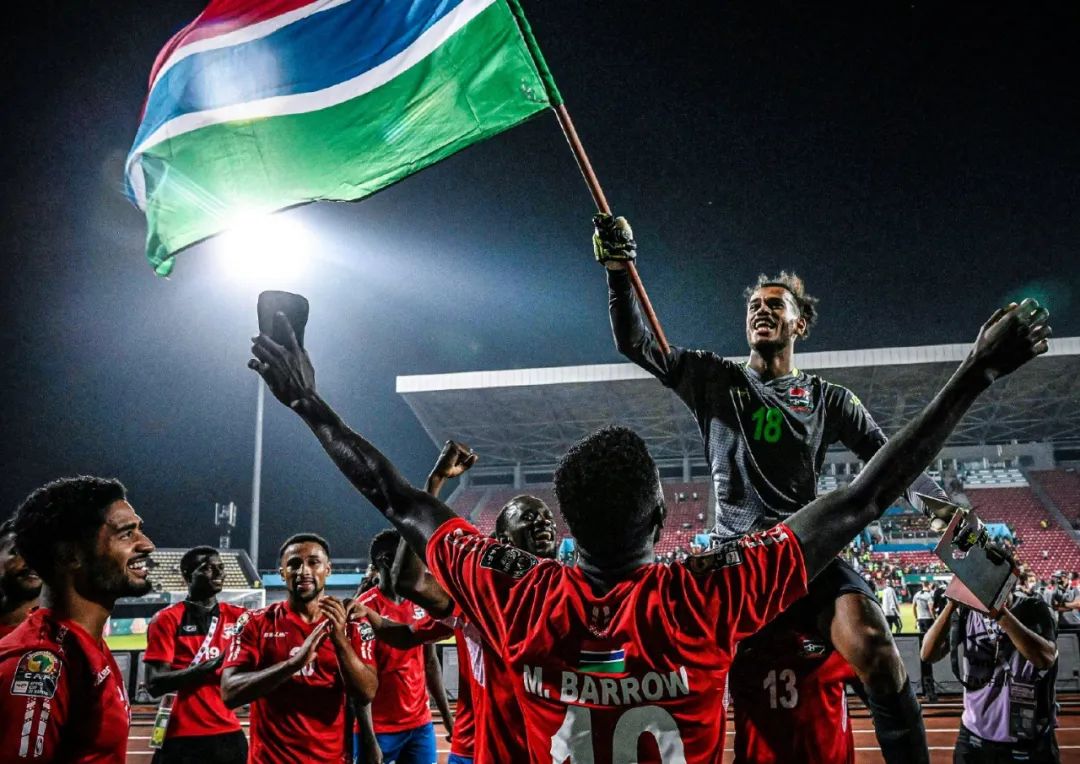 记者：38岁苏亚雷斯已经决定与迈阿密国际续约一年（记者：苏亚雷斯（38岁）确认与迈阿密国际再战一年）